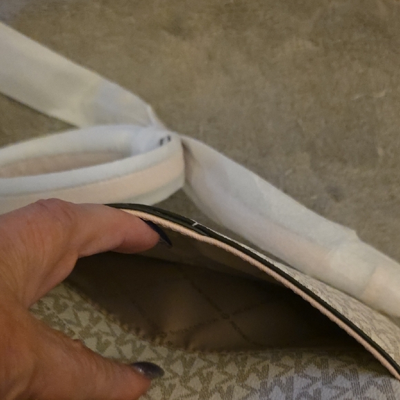 NWT Michael Kors Monogram Cream Crossbody Bag - Picture 5 of 5